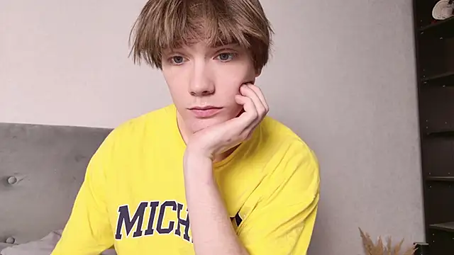 Snapshot of callmenineoneseven chatting on 10.30.25 callmenineoneseven online show from 10.30.25