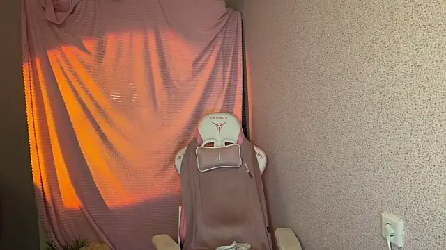 Snapshot of Katrin__kiss chatting on 11.25.25 Katrin kiss online show from 11.25.25