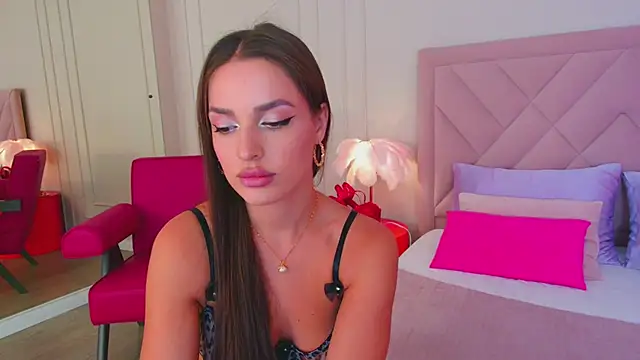 Snapshot of BellaHalles chatting on 02.10.25 BellaHalles online show from 02.10.25