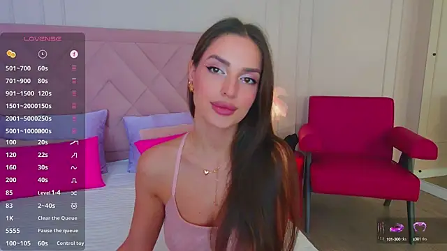 Snapshot of BellaHalles chatting on 03.18.25 BellaHalles online show from 03.18.25