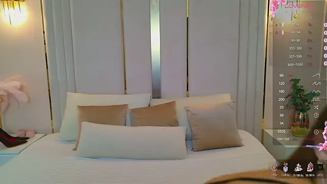 Snapshot of BellaHalles chatting on 11.10.25 BellaHalles online show from 11.10.25