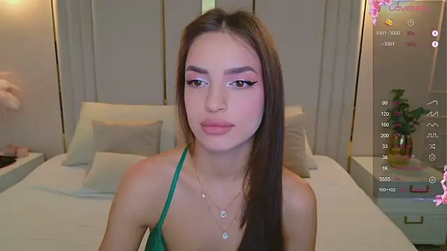 Snapshot of BellaHalles chatting on 11.13.25 BellaHalles online show from 11.13.25