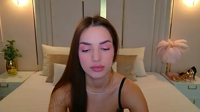 Snapshot of BellaHalles chatting on 11.30.25 BellaHalles online show from 11.30.25