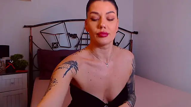 YvonneEverlee online show from 11.14.25