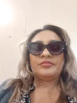 Snapshot of Afroditecash chatting on 10.29.25 Afroditecash online show from 10.29.25