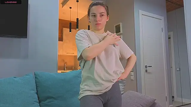 Snapshot of DonnaBurkee chatting on 10.28.25 DonnaBurkee online show from 10.28.25