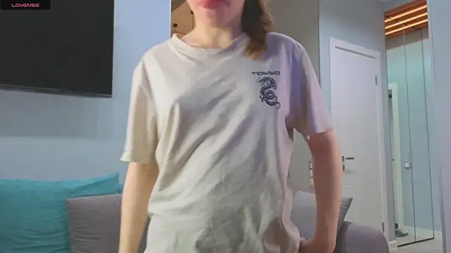 Snapshot of DonnaBurkee chatting on 10.29.25 DonnaBurkee online show from 10.29.25