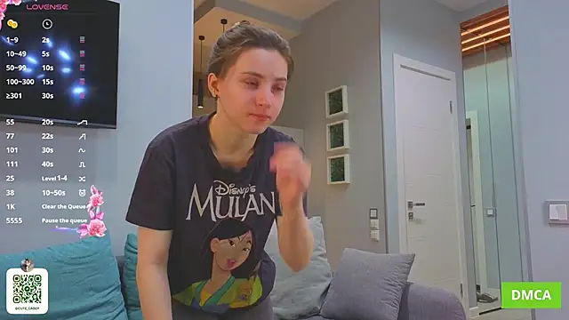 Snapshot of DonnaBurkee chatting on 10.30.25 DonnaBurkee online show from 10.30.25