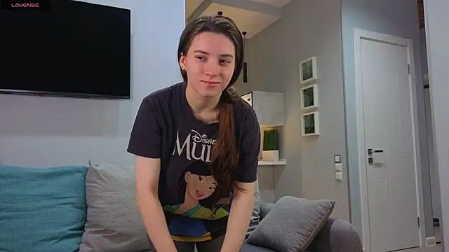 Snapshot of DonnaBurkee chatting on 11.13.25 DonnaBurkee online show from 11.13.25