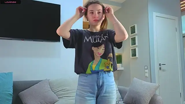 Snapshot of DonnaBurkee chatting on 11.16.25 DonnaBurkee online show from 11.16.25