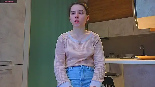 Snapshot of DonnaBurkee chatting on 12.15.25 DonnaBurkee online show from 12.15.25