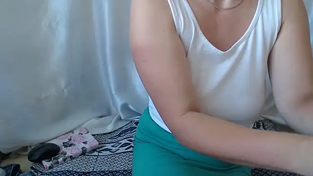 Snapshot of Burberrry_ chatting on 09.22.25 Burberrry online show from 09.22.25