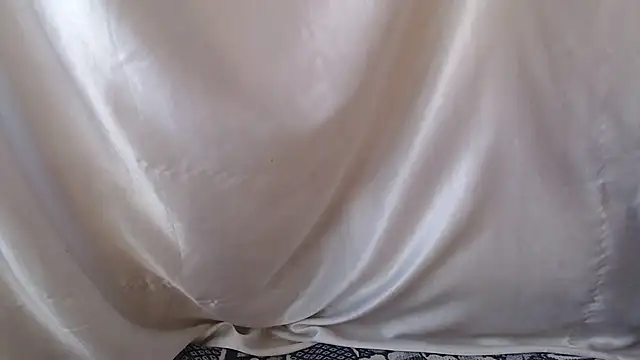 Snapshot of Burberrry_ chatting on 12.05.25 Burberrry online show from 12.05.25