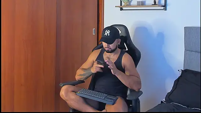 Snapshot of ethaanjones chatting on 10.02.25 ethaanjones online show from 10.02.25