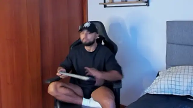 Snapshot of ethaanjones chatting on 10.13.25 ethaanjones online show from 10.13.25