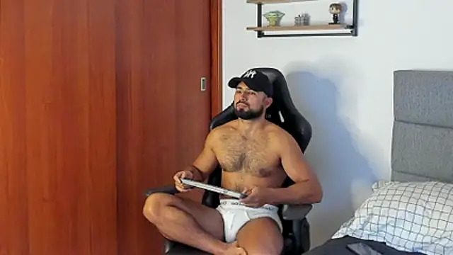 Snapshot of ethaanjones chatting on 10.14.25 ethaanjones online show from 10.14.25