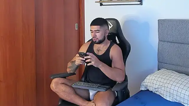 Snapshot of ethaanjones chatting on 11.23.25 ethaanjones online show from 11.23.25