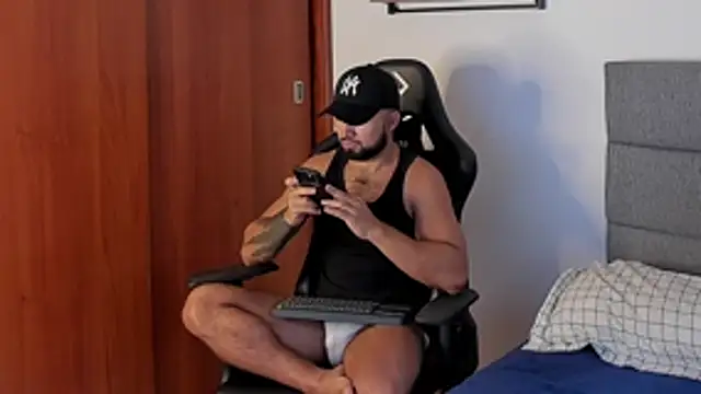 Snapshot of ethaanjones chatting on 11.24.25 ethaanjones online show from 11.24.25