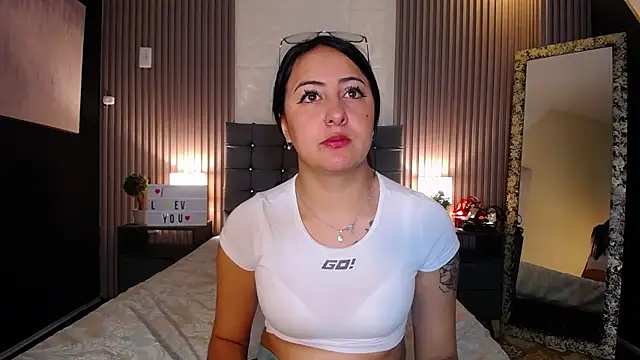 isabella smith  online show from 12.10.24