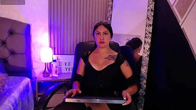 isabella smith  online show from 01.30.25