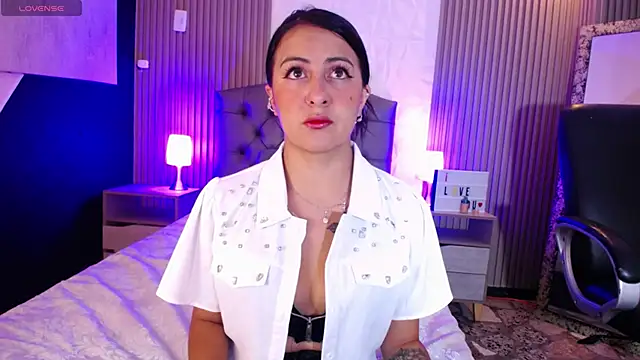 isabella smith  online show from 02.08.25