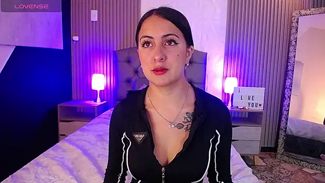 isabella smith  online show from 02.21.25