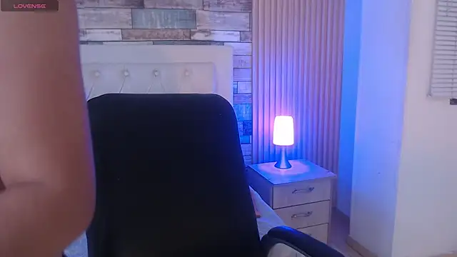 isabella smith  online show from 10.07.25