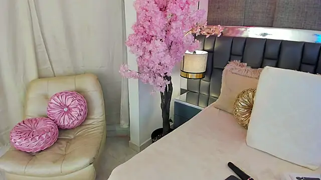 Snapshot of IsseyMz chatting on 03.17.25 IsseyMz online show from 03.17.25