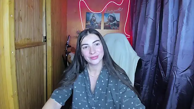 Snapshot of Fiery_Brunette_ chatting on 12.24.24 Fiery Brunette online show from 12.24.24