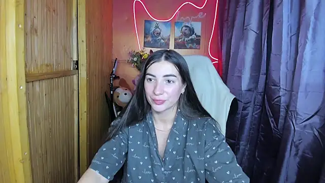 Snapshot of Fiery_Brunette_ chatting on 12.24.24 Fiery Brunette online show from 12.24.24