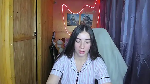 Snapshot of Fiery_Brunette_ chatting on 02.17.25 Fiery Brunette online show from 02.17.25