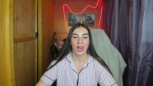 Snapshot of Fiery_Brunette_ chatting on 02.19.25 Fiery Brunette online show from 02.19.25