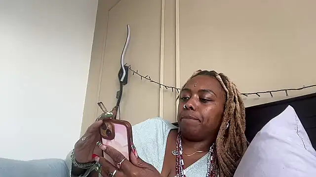 Snapshot of ChocolateCakeQueen chatting on 01.16.25 ChocolateCakeQueen online show from 01.16.25
