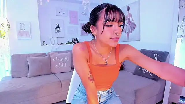 Snapshot of Michelle_se chatting on 01.08.25 Michelle se online show from 01.08.25