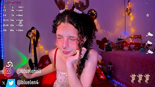 Snapshot of bluelen chatting on 12.17.24 bluelen online show from 12.17.24