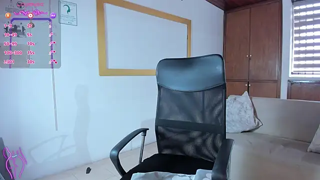 victoria mooree online show from 11.08.25