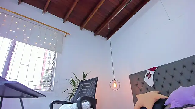 Snapshot of _aline_hall chatting on 12.19.24 aline hall online show from 12.19.24