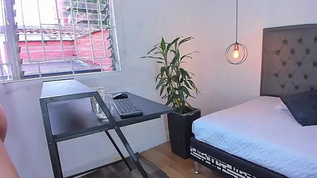 Snapshot of _aline_hall chatting on 01.14.25 aline hall online show from 01.14.25