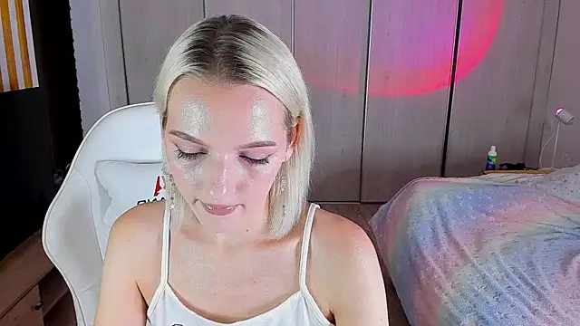 Snapshot of ice_pixie chatting on 12.20.24 ice pixie online show from 12.20.24