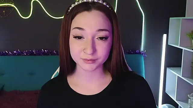 Snapshot of YasmineWest chatting on 12.22.24 YasmineWest online show from 12.22.24
