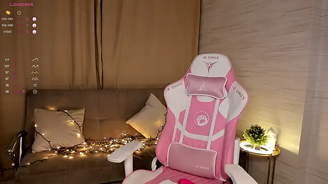 Snapshot of AnnikaAllison chatting on 03.19.25 AnnikaAllison online show from 03.19.25