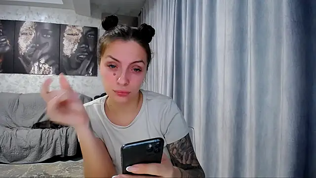 Snapshot of stayhere chatting on 12.03.25 stayhere online show from 12.03.25