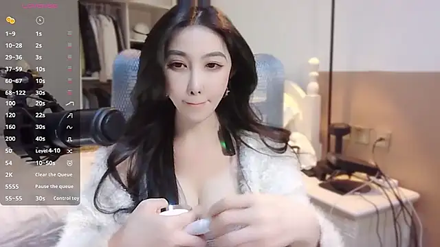 Snapshot of vyizh- chatting on 12.21.24 vyizh- online show from 12.21.24