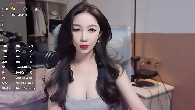 Snapshot of vyizh- chatting on 12.26.24 vyizh- online show from 12.26.24