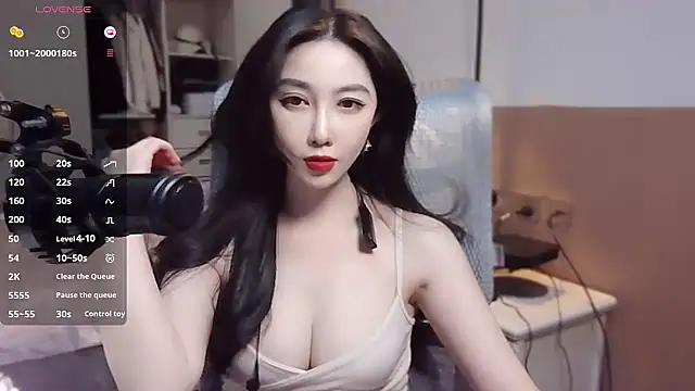 Snapshot of vyizh- chatting on 12.27.24 vyizh- online show from 12.27.24