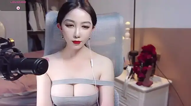 Snapshot of vyizh- chatting on 01.14.25 vyizh- online show from 01.14.25