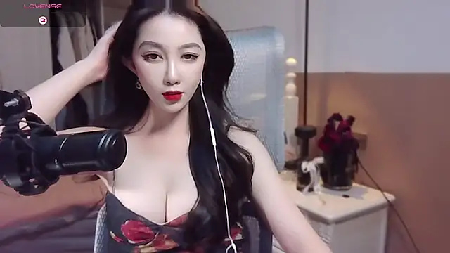 Snapshot of vyizh- chatting on 01.16.25 vyizh- online show from 01.16.25