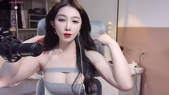 Snapshot of vyizh- chatting on 02.20.25 vyizh- online show from 02.20.25