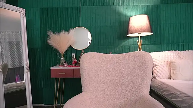 HaileyMoonn online show from 12.17.25