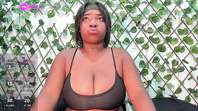 Snapshot of AlondraFerri1 chatting on 12.04.25 AlondraFerri1 online show from 12.04.25